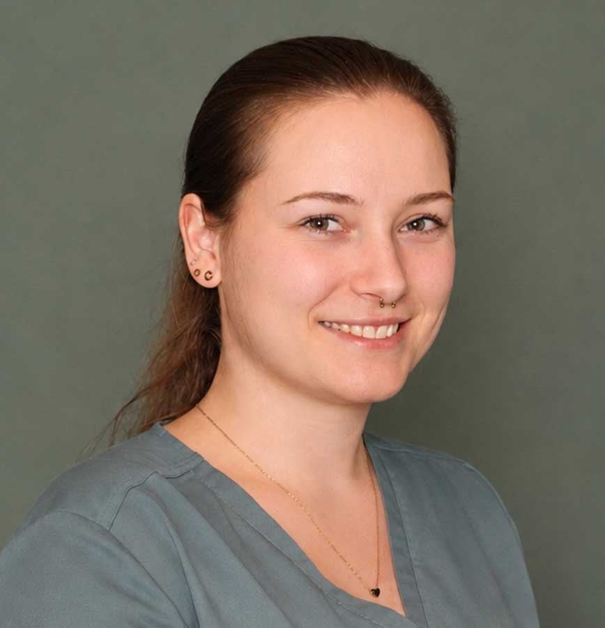 Leona Neumann, Tiermedizinische Fachangestellte